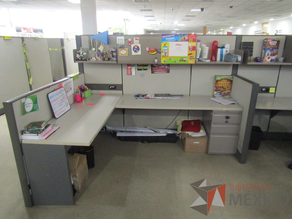 Lote 005 - Estación de trabajo para 9 personas con mampara alta con 9 gavetas - Imagen 27