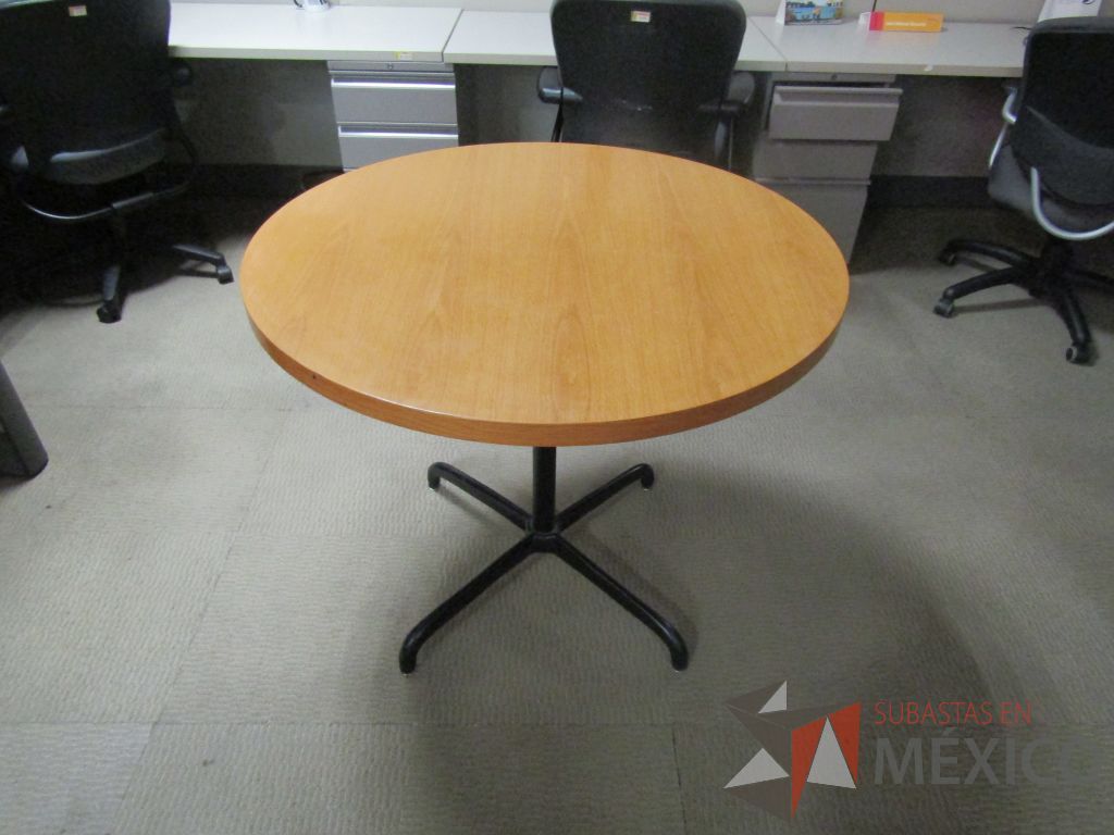 Lote 004 - 4 Mesas de trabajo circulares con base metálica y cubierta color madera