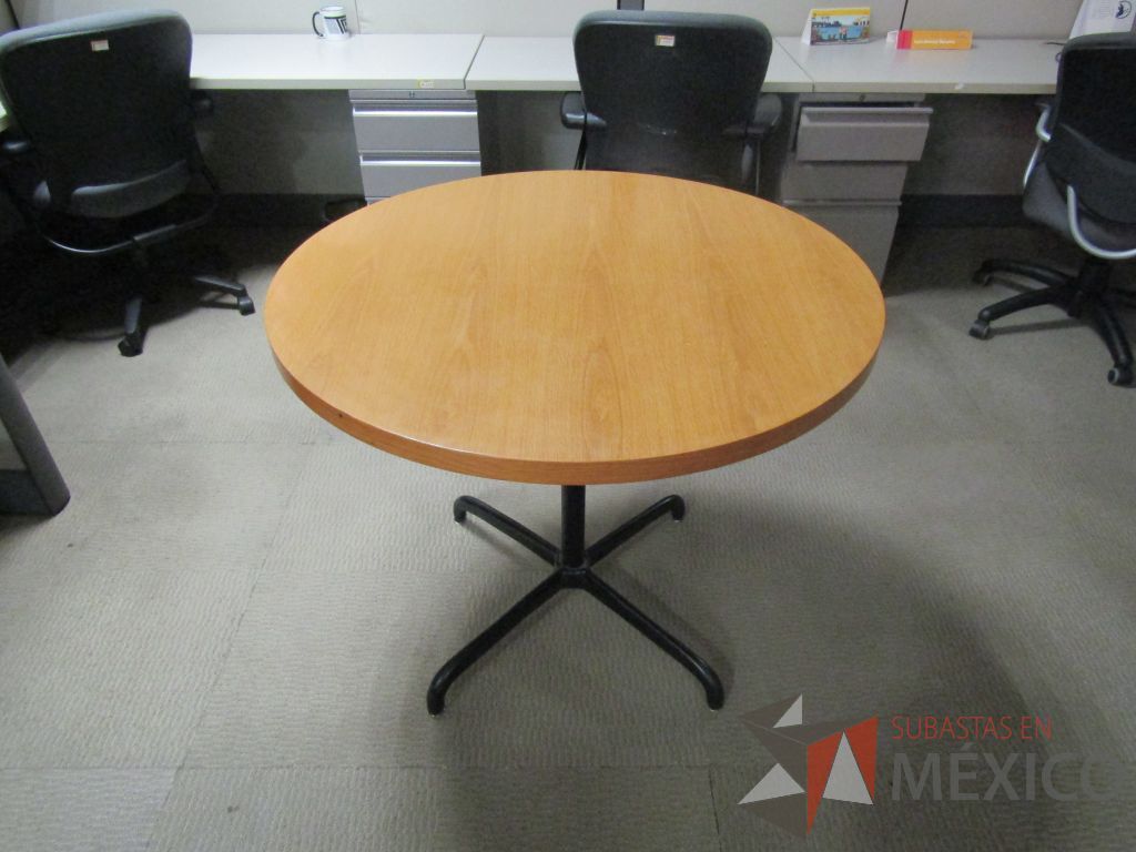 Lote 004 - 4 Mesas de trabajo circulares con base metálica y cubierta color madera - Imagen 2