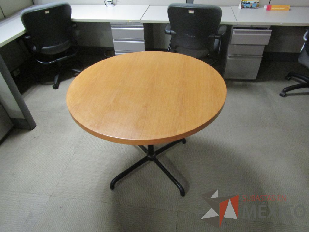 Lote 004 - 4 Mesas de trabajo circulares con base metálica y cubierta color madera - Imagen 4