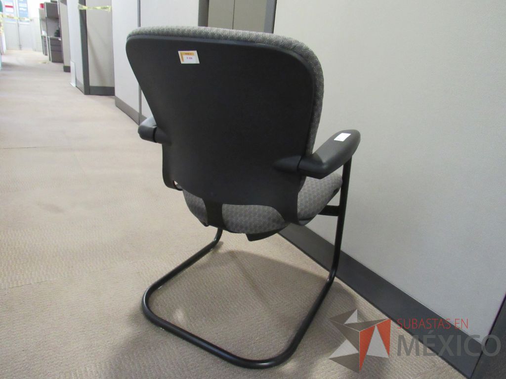 Lote 044 - 48 Sillas tipo trineo con asiento y respaldo en tela color gris - Imagen 3