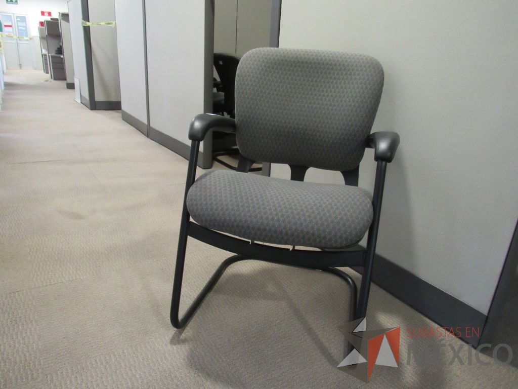 Lote 044 - 48 Sillas tipo trineo con asiento y respaldo en tela color gris - Imagen 5