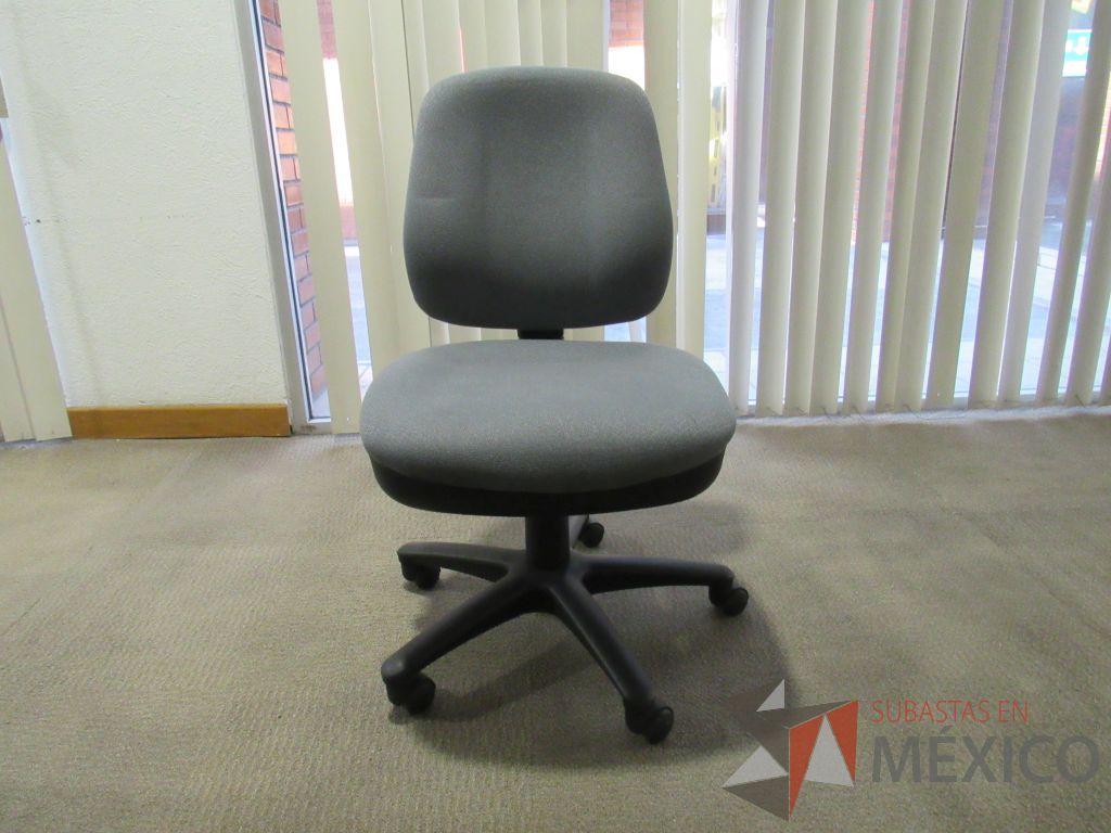 Lote 046 - Silla secretarial con ruedas sin descansabrazos en asiento y respaldo en tela gris