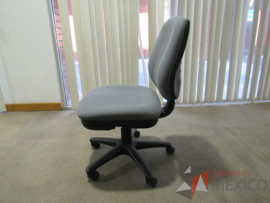 Lote 046 - Silla secretarial con ruedas sin descansabrazos en asiento y respaldo en tela gris - Imagen 2
