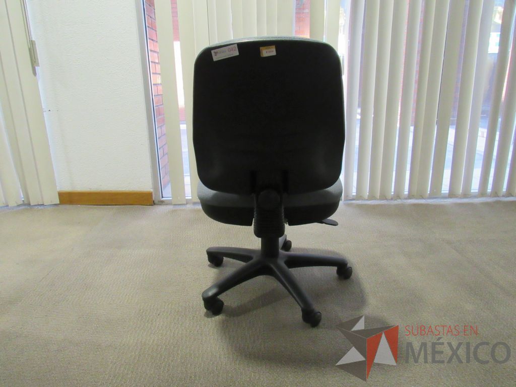 Lote 046 - Silla secretarial con ruedas sin descansabrazos en asiento y respaldo en tela gris - Imagen 3