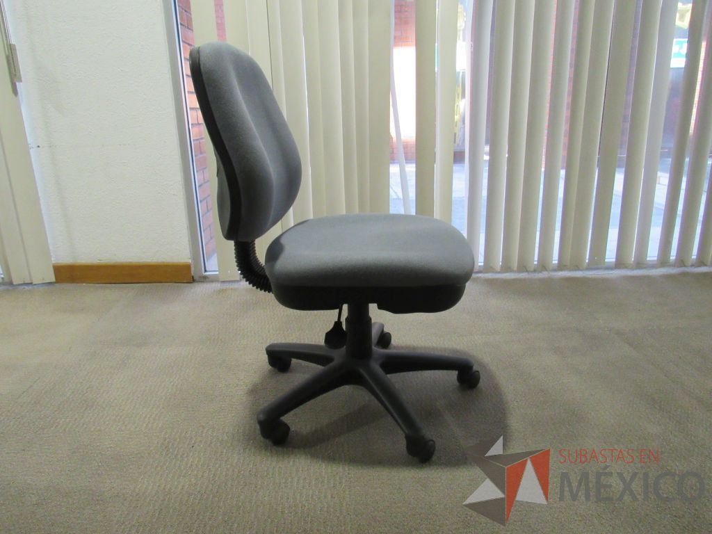 Lote 046 - Silla secretarial con ruedas sin descansabrazos en asiento y respaldo en tela gris - Imagen 4