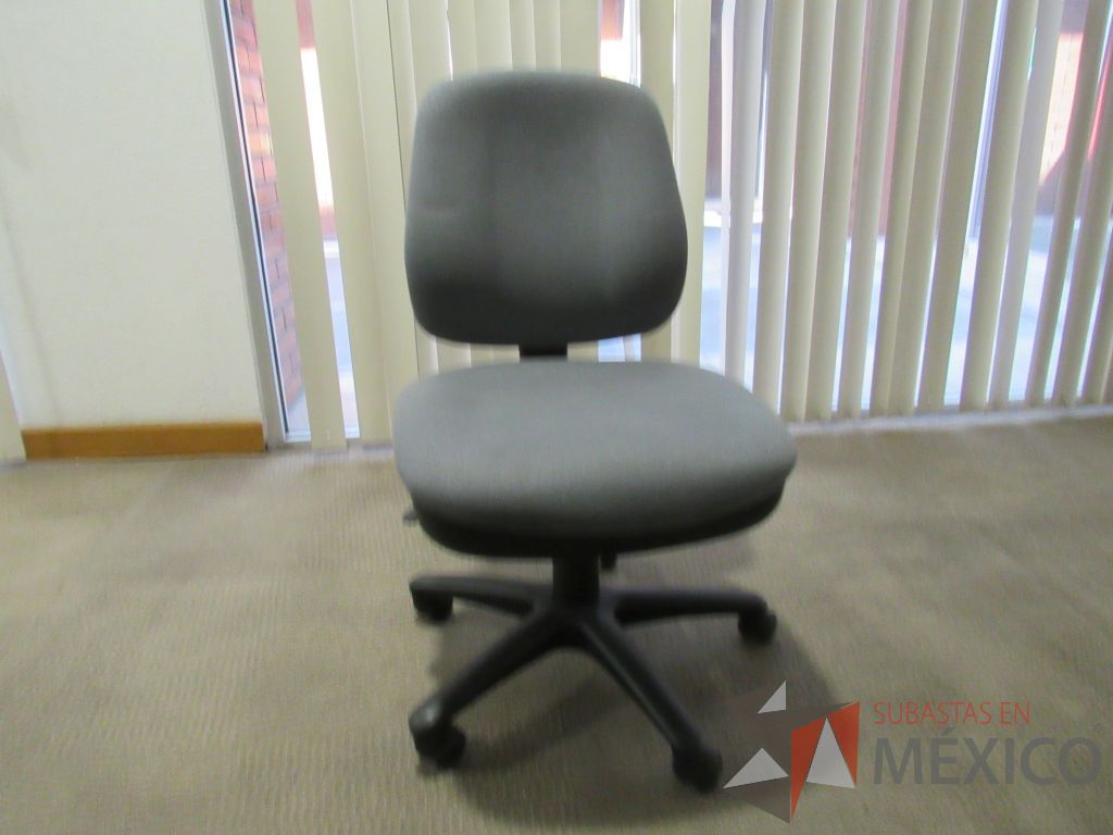 Lote 038 - 2 Sillas secretariales con ruedas sin descansabrazos en asiento y respaldo en tela gris - Imagen 5