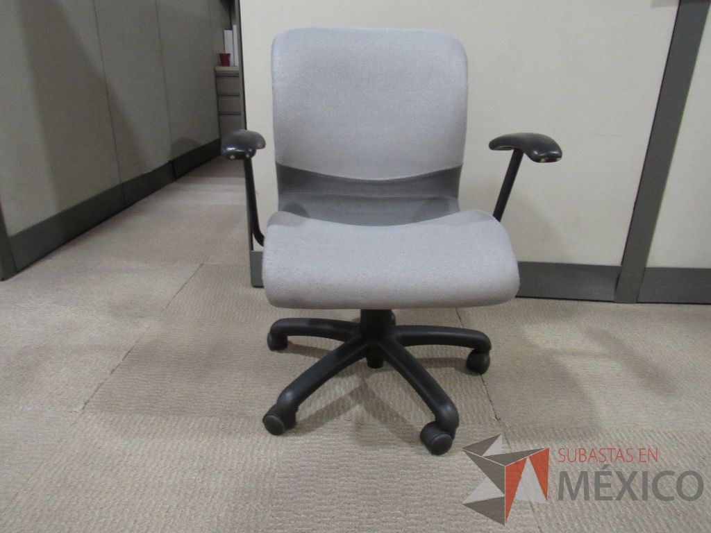 Lote 039 - 6 Sillas operativas con ruedas, asiento y respaldo en tela gris claro