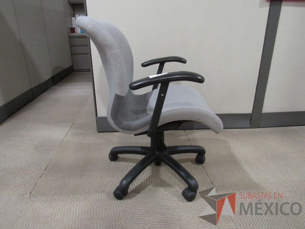Lote 039 - 6 Sillas operativas con ruedas, asiento y respaldo en tela gris claro - Imagen 2