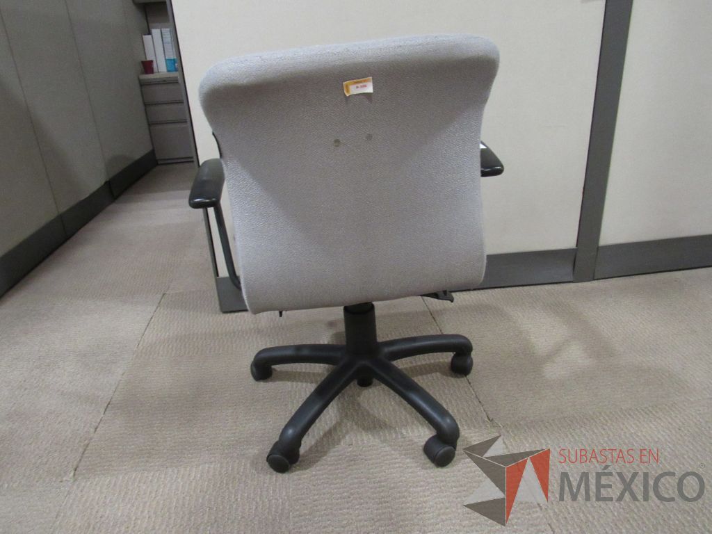 Lote 039 - 6 Sillas operativas con ruedas, asiento y respaldo en tela gris claro - Imagen 3