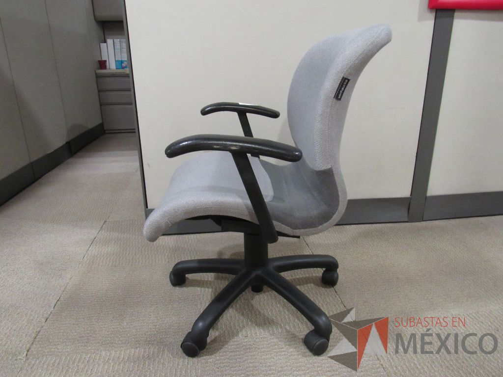 Lote 039 - 6 Sillas operativas con ruedas, asiento y respaldo en tela gris claro - Imagen 4