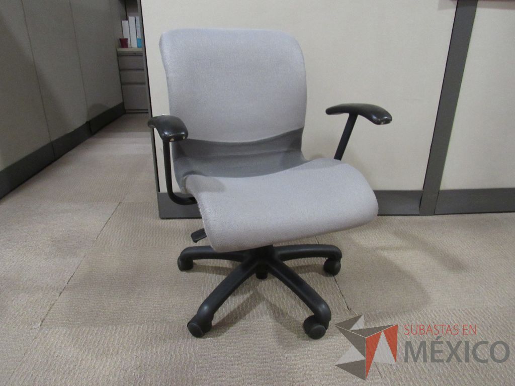 Lote 039 - 6 Sillas operativas con ruedas, asiento y respaldo en tela gris claro - Imagen 5