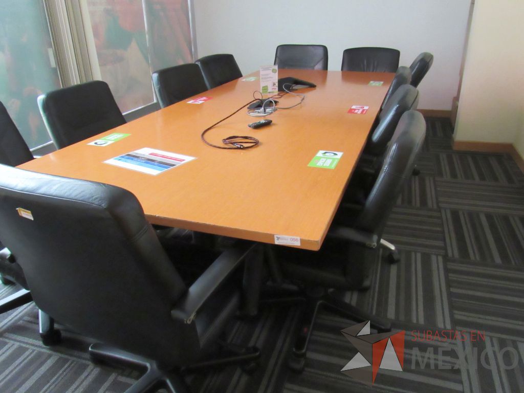 Lote 040 - Mesa de sala de juntas para 10 personas con cubierta color madera