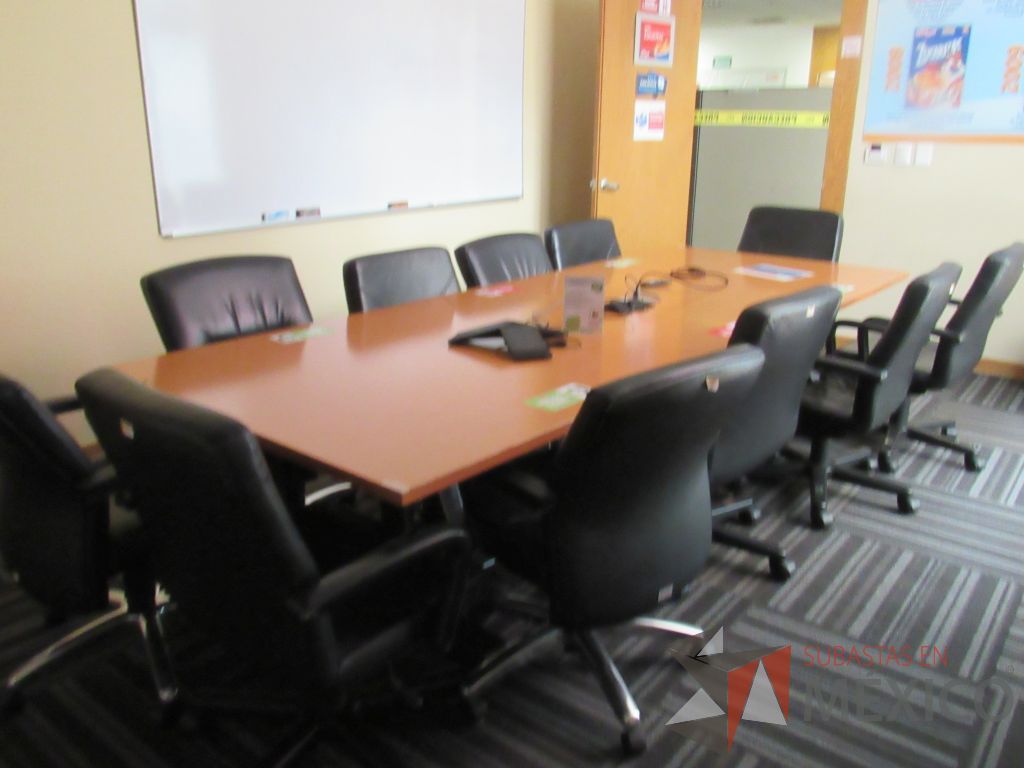 Lote 040 - Mesa de sala de juntas para 10 personas con cubierta color madera - Imagen 2