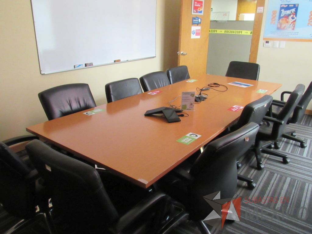 Lote 040 - Mesa de sala de juntas para 10 personas con cubierta color madera - Imagen 3