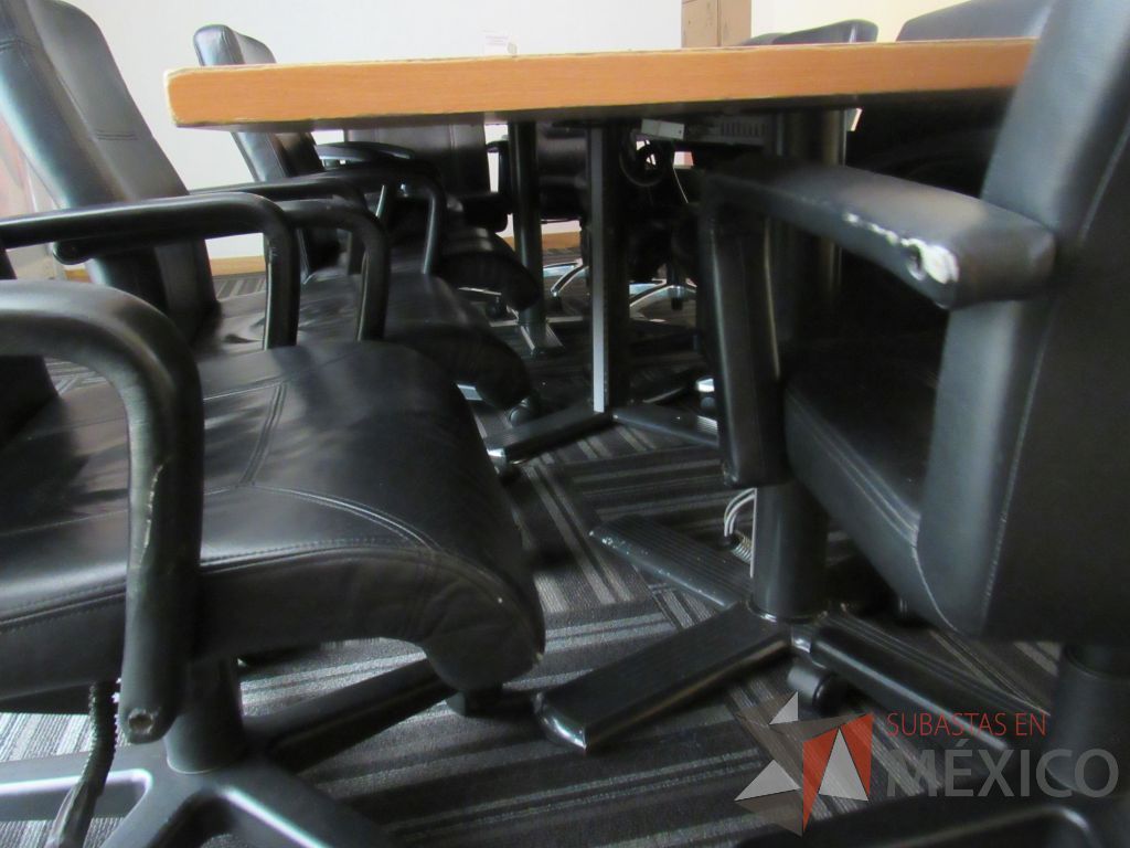 Lote 040 - Mesa de sala de juntas para 10 personas con cubierta color madera - Imagen 4