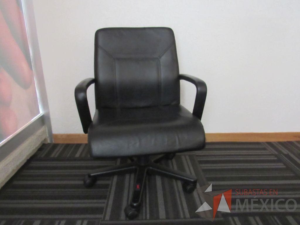Lote 041 - 7 Sillas operativas con ruedas, descansabrazos, asiento y respaldo tipo piel color negro