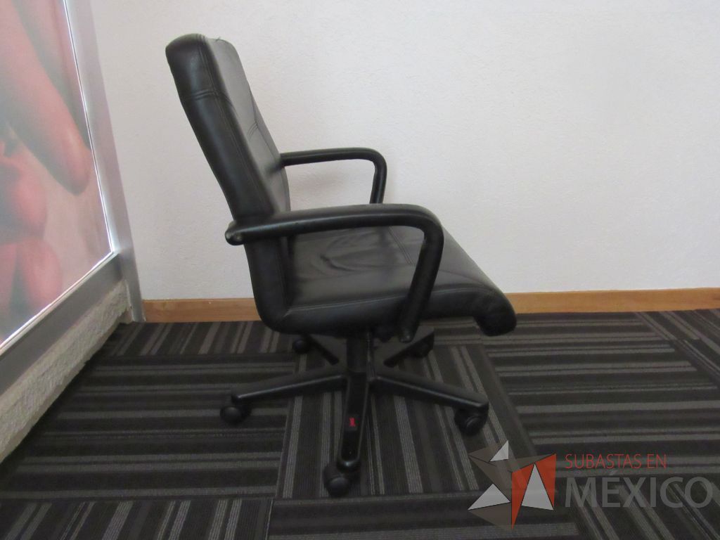 Lote 050 - Silla operativa con ruedas, descansabrazos, asiento y respaldo tipo piel color negro - Imagen 2