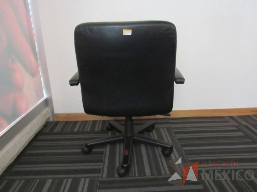 Lote 050 - Silla operativa con ruedas, descansabrazos, asiento y respaldo tipo piel color negro - Imagen 3