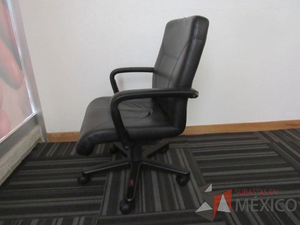 Lote 050 - Silla operativa con ruedas, descansabrazos, asiento y respaldo tipo piel color negro - Imagen 4
