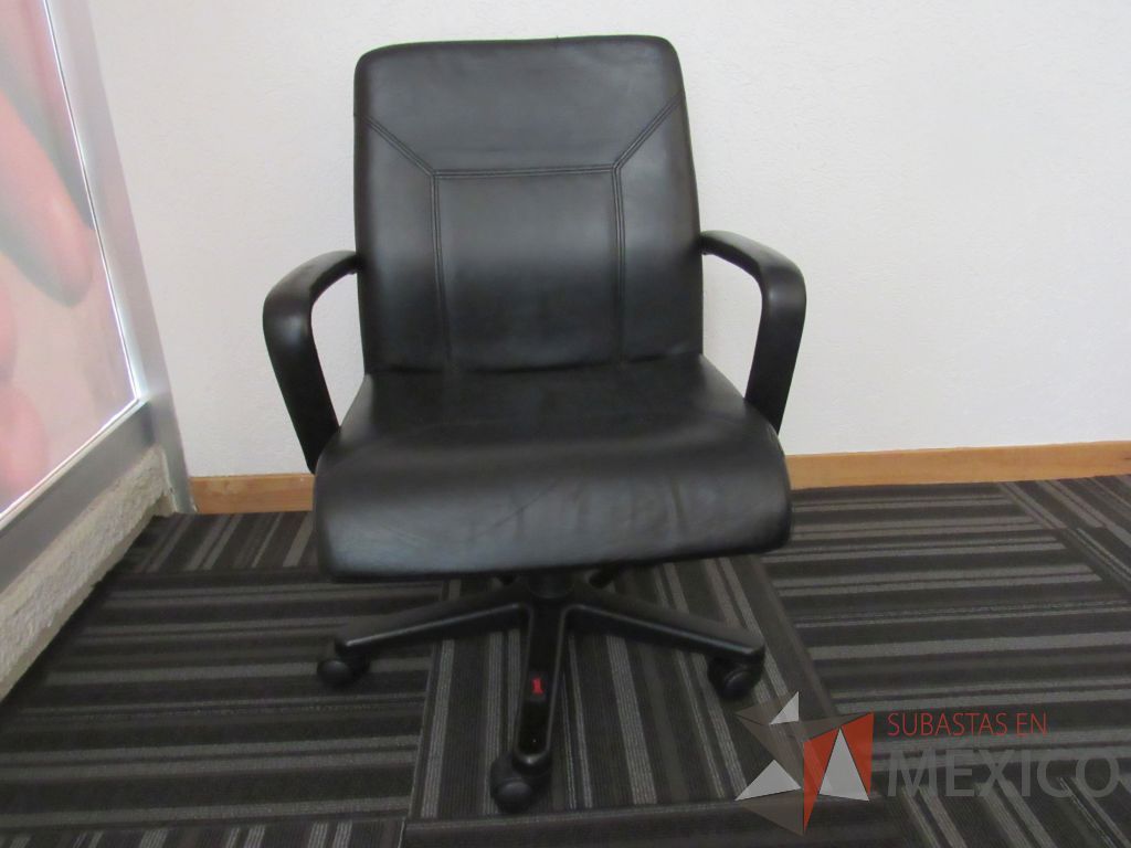 Lote 041 - 7 Sillas operativas con ruedas, descansabrazos, asiento y respaldo tipo piel color negro - Imagen 8