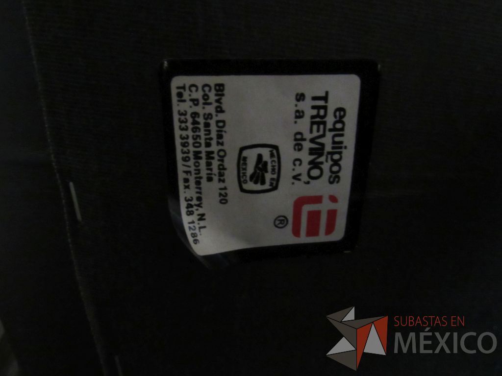Lote 050 - Silla operativa con ruedas, descansabrazos, asiento y respaldo tipo piel color negro - Imagen 7