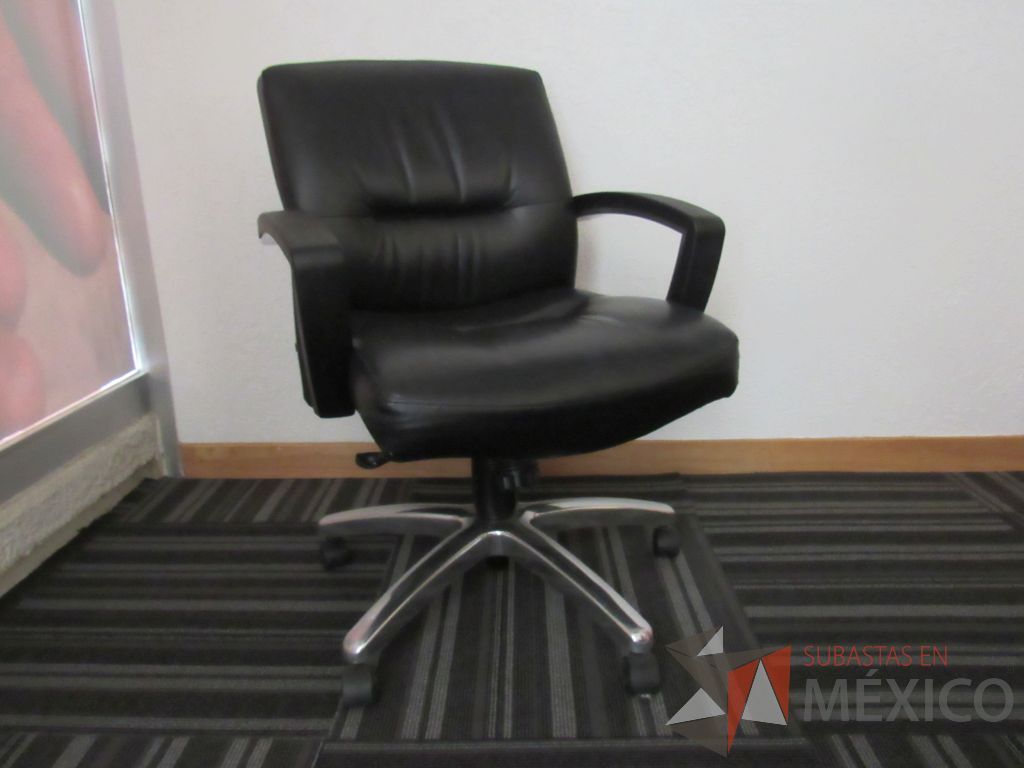 Lote 052 - 12 Sillas operativas con ruedas, base cromada, descansabrazos, asiento y respaldo tipo piel color negro