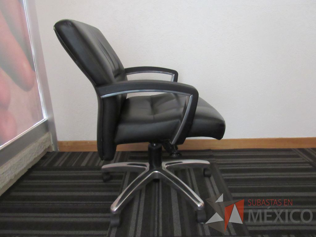 Lote 042 - 4 Sillas operativas con ruedas, base cromada, descansabrazos, asiento y respaldo tipo piel color negro - Imagen 2