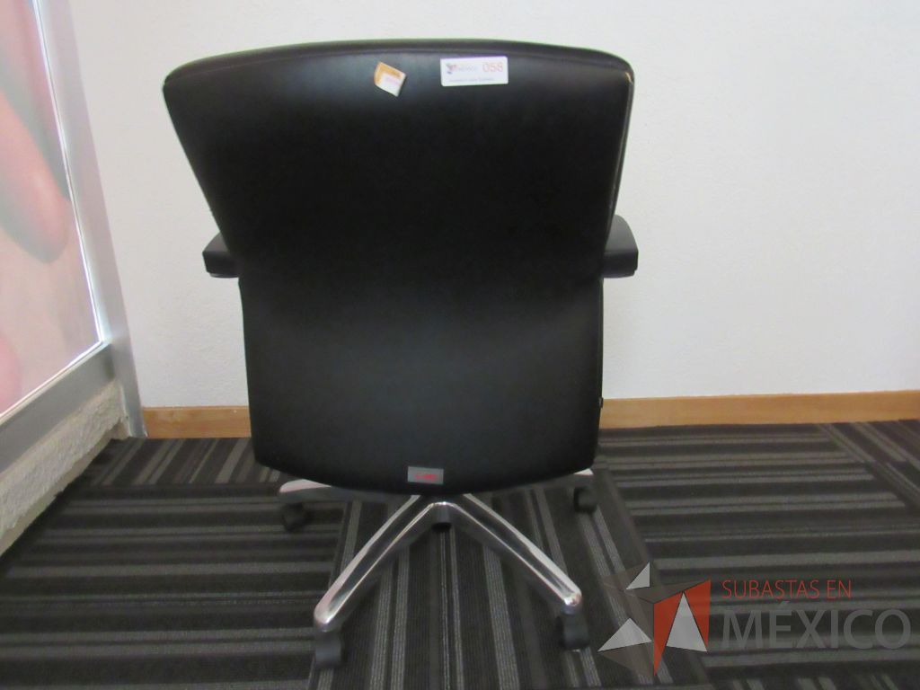Lote 052 - 12 Sillas operativas con ruedas, base cromada, descansabrazos, asiento y respaldo tipo piel color negro - Imagen 3