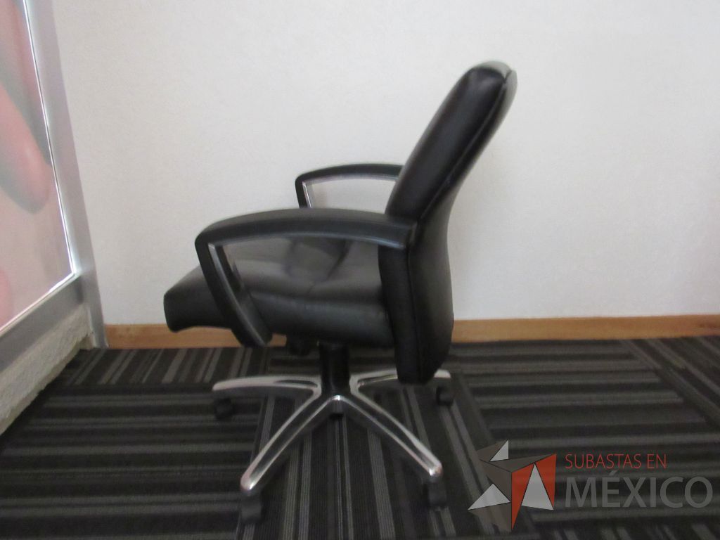 Lote 052 - 12 Sillas operativas con ruedas, base cromada, descansabrazos, asiento y respaldo tipo piel color negro - Imagen 4