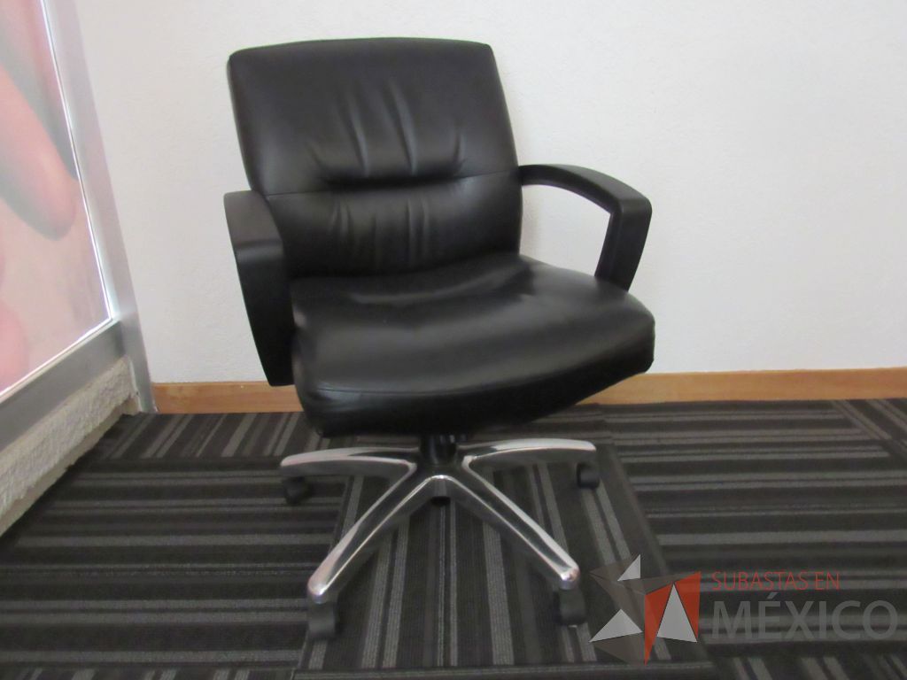 Lote 052 - 12 Sillas operativas con ruedas, base cromada, descansabrazos, asiento y respaldo tipo piel color negro - Imagen 5