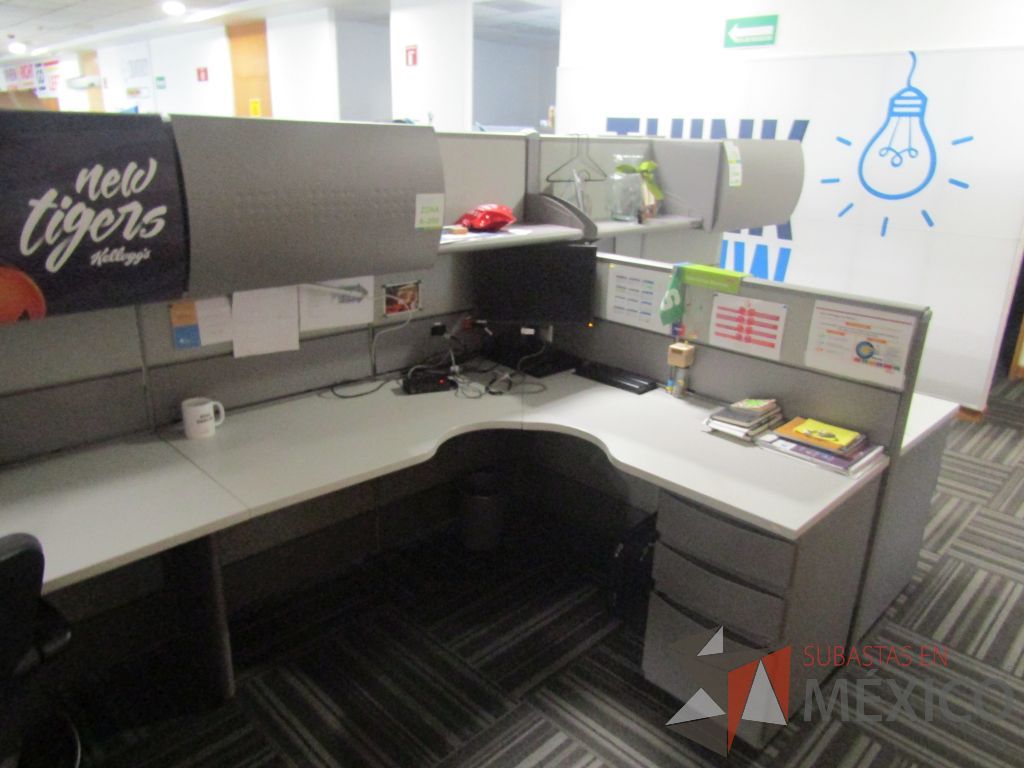 Lote 056 - Estación de trabajo para 10 personas de mampara alta con 10 gavetas - Imagen 14