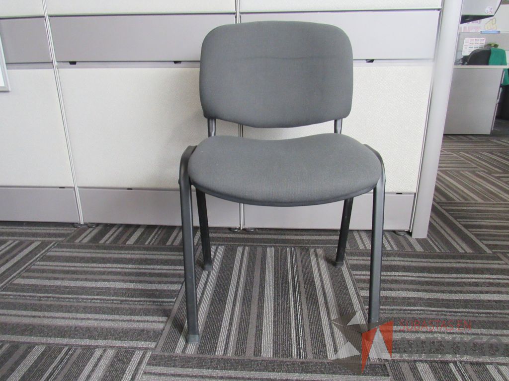 Lote 047 - 12 Sillas de visita con 4 patas metálicas, asiento y respaldo en tela color gris