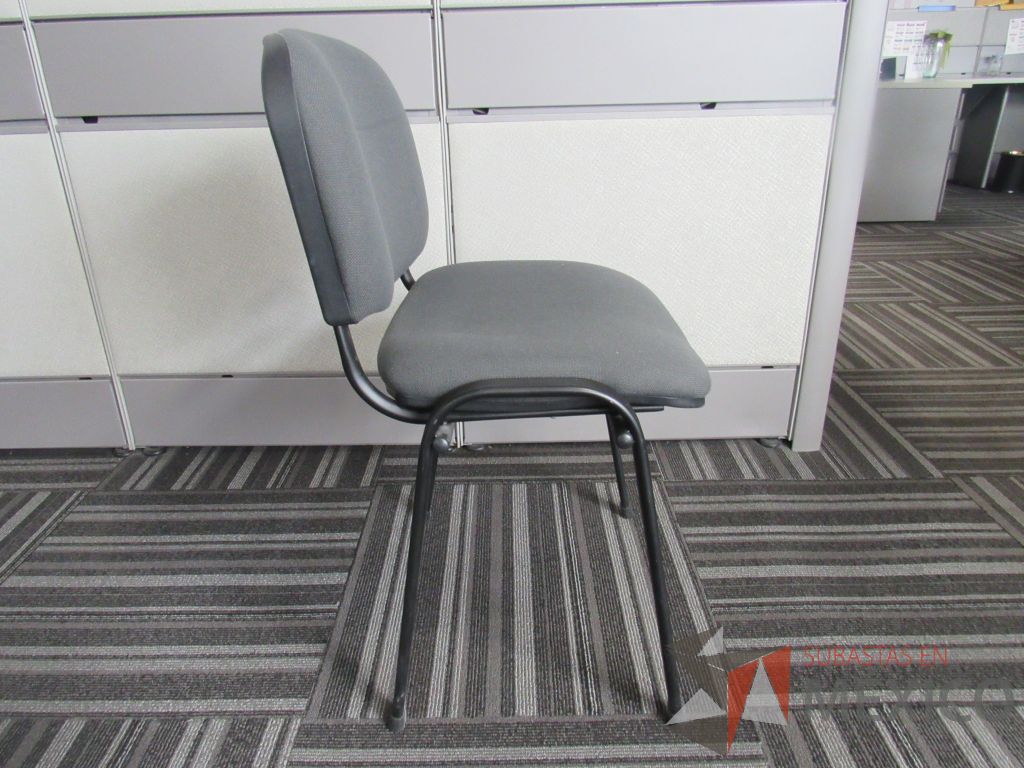 Lote 047 - 12 Sillas de visita con 4 patas metálicas, asiento y respaldo en tela color gris - Imagen 2