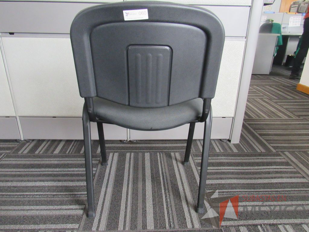 Lote 047 - 12 Sillas de visita con 4 patas metálicas, asiento y respaldo en tela color gris - Imagen 3