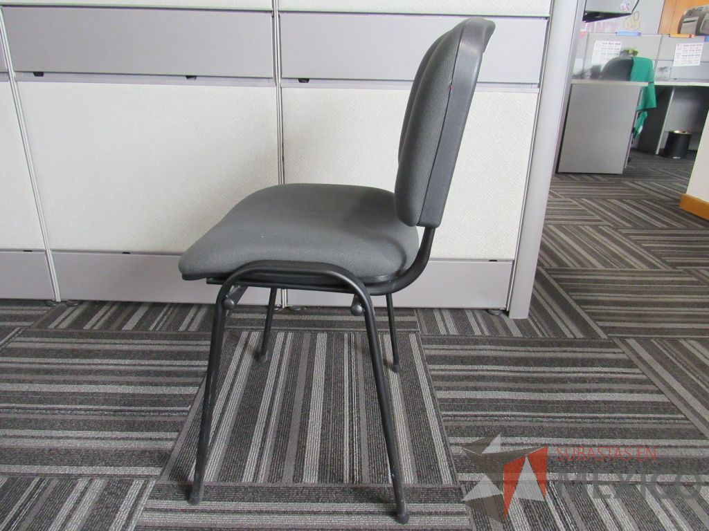Lote 047 - 12 Sillas de visita con 4 patas metálicas, asiento y respaldo en tela color gris - Imagen 4