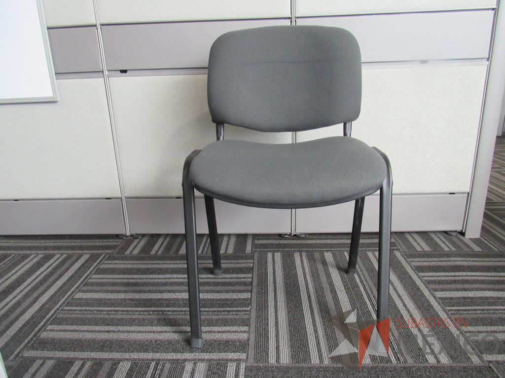 Lote 047 - 12 Sillas de visita con 4 patas metálicas, asiento y respaldo en tela color gris - Imagen 7