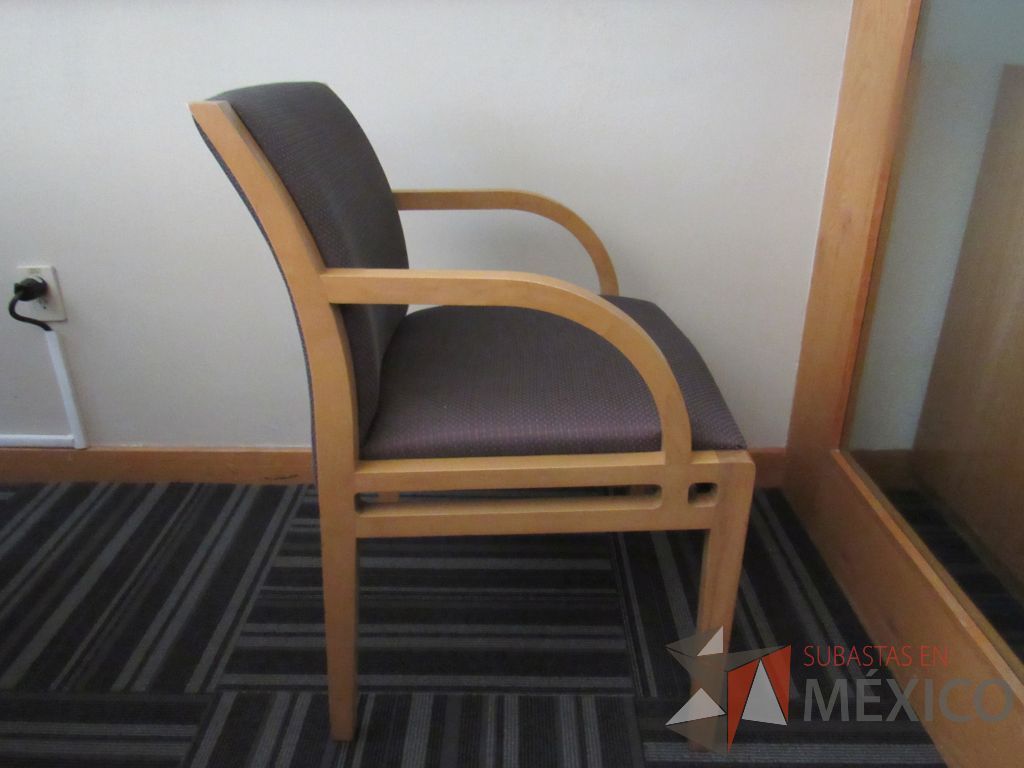 Lote 048 - 28 Sillas de visita con 4 patas, descansabrazos en madera, asiento y respaldo en tela - Imagen 2
