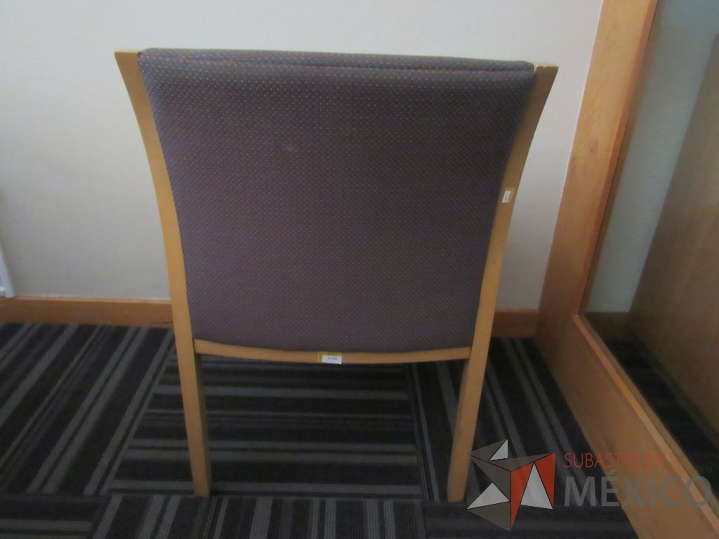 Lote 048 - 28 Sillas de visita con 4 patas, descansabrazos en madera, asiento y respaldo en tela - Imagen 3