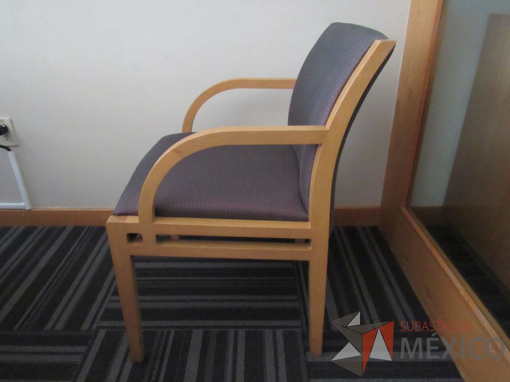 Lote 048 - 28 Sillas de visita con 4 patas, descansabrazos en madera, asiento y respaldo en tela - Imagen 4