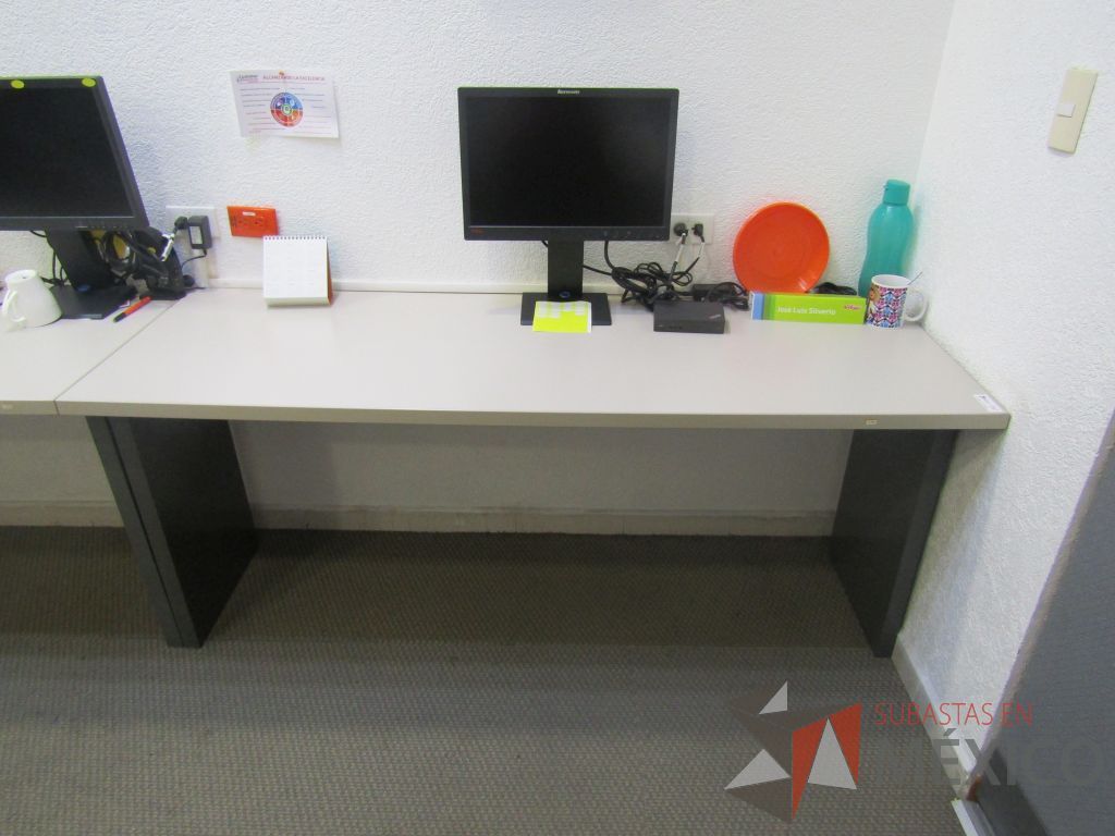 Lote 063 - Mesa de trabajo rectangular empotrada para 4 personas en 4 piezas con base metálica y cubierta color gris - Imagen 4