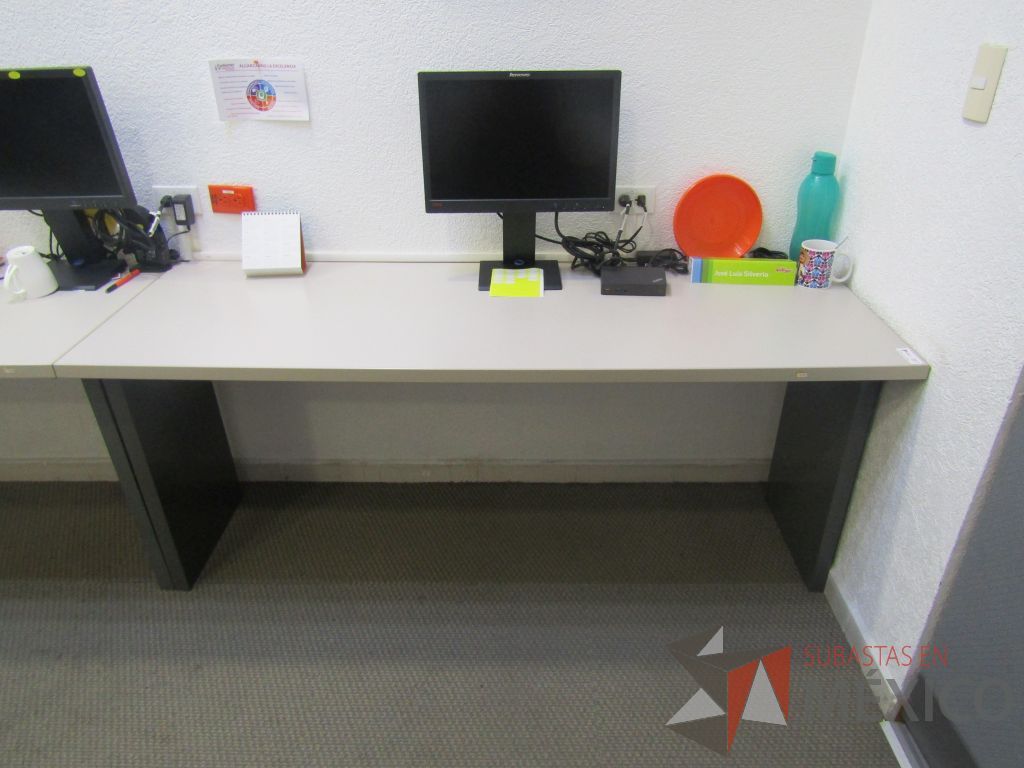 Lote 063 - Mesa de trabajo rectangular empotrada para 4 personas en 4 piezas con base metálica y cubierta color gris - Imagen 5