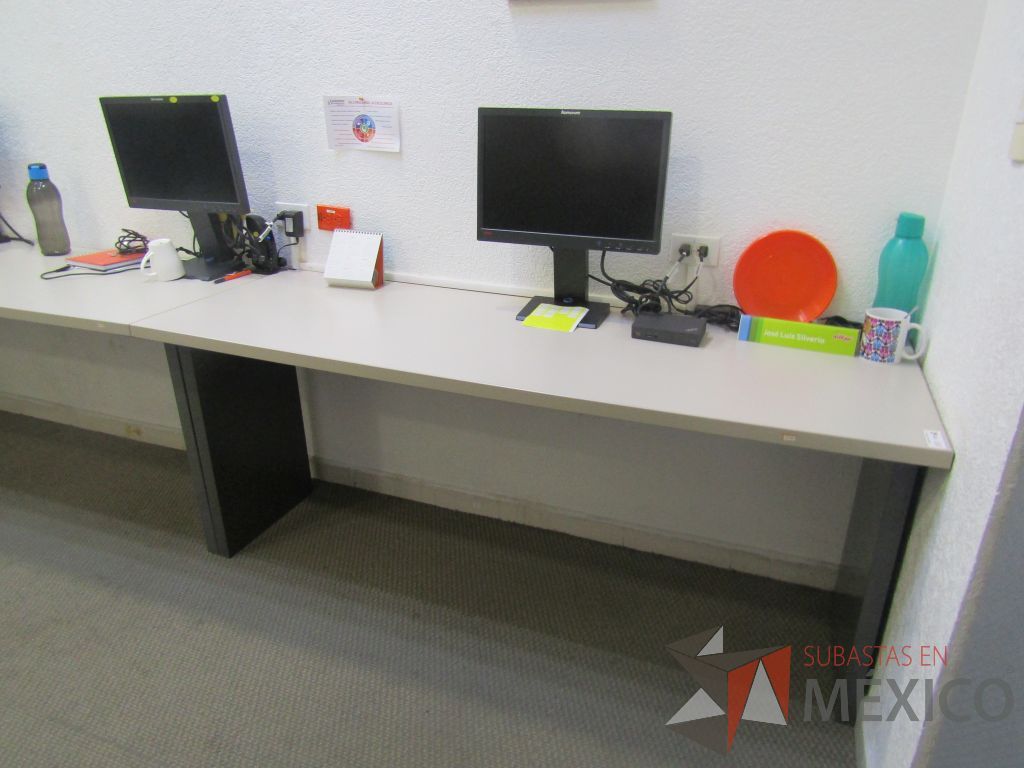 Lote 063 - Mesa de trabajo rectangular empotrada para 4 personas en 4 piezas con base metálica y cubierta color gris - Imagen 6