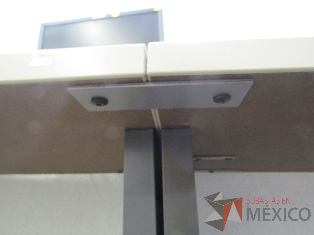 Lote 063 - Mesa de trabajo rectangular empotrada para 4 personas en 4 piezas con base metálica y cubierta color gris - Imagen 7