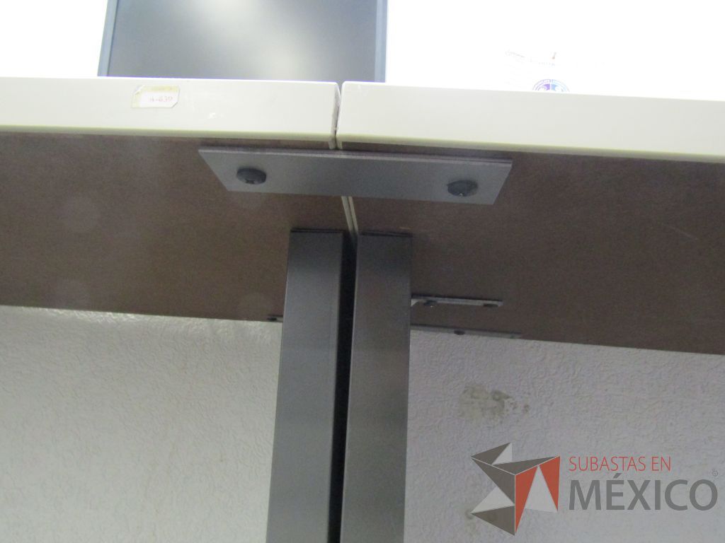 Lote 063 - Mesa de trabajo rectangular empotrada para 4 personas en 4 piezas con base metálica y cubierta color gris - Imagen 8