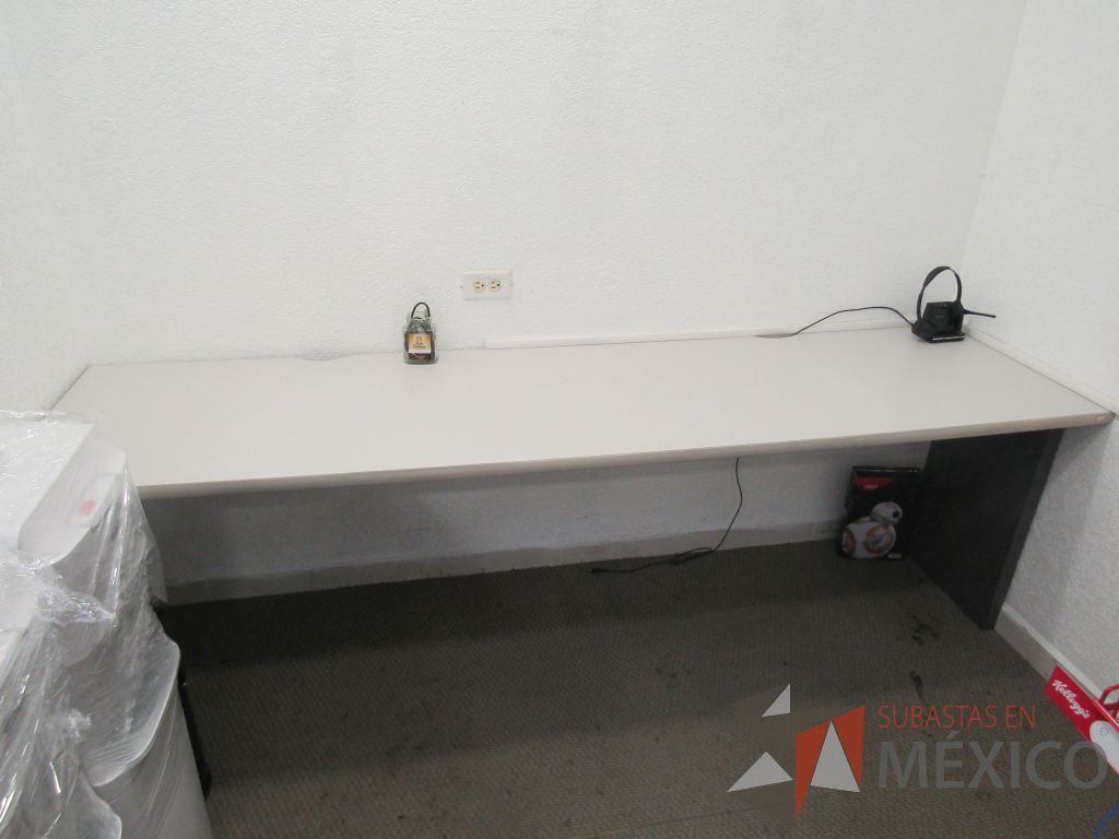 Lote 062 - Mesa de trabajo rectangular empotrada para 2 personas con base metálica y cubierta color gris - Imagen 4