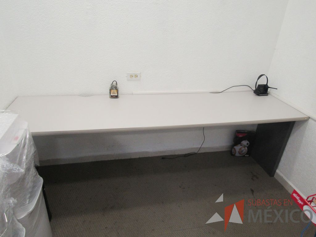 Lote 062 - Mesa de trabajo rectangular empotrada para 2 personas con base metálica y cubierta color gris - Imagen 5