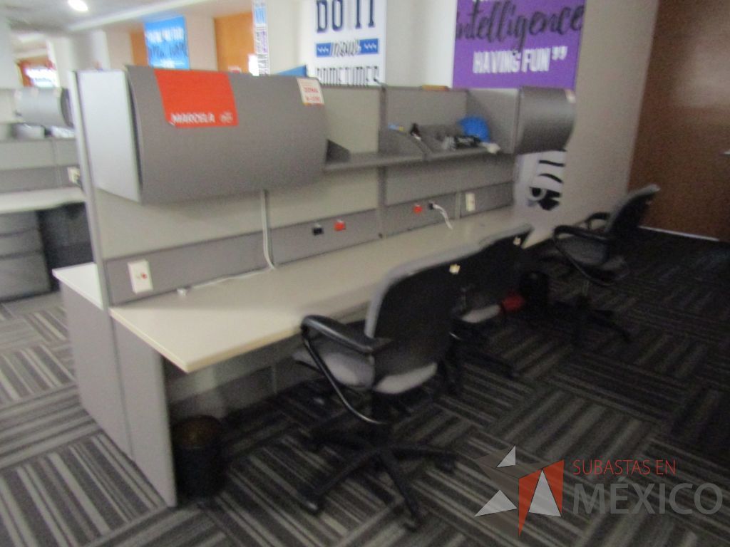 Lote 064 - Estación de trabajo para 8 personas de mampara alta con 8 gavetas - Imagen 6
