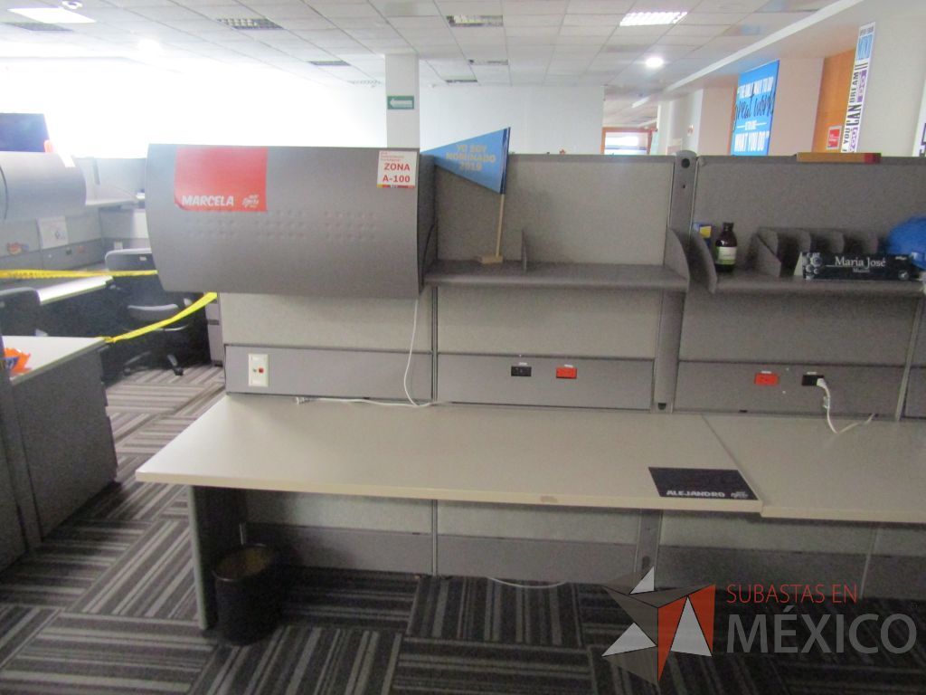 Lote 064 - Estación de trabajo para 8 personas de mampara alta con 8 gavetas - Imagen 7