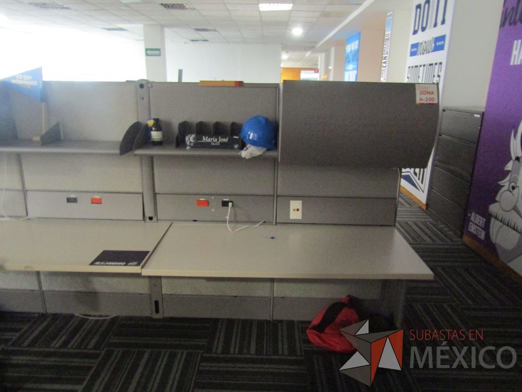 Lote 064 - Estación de trabajo para 8 personas de mampara alta con 8 gavetas - Imagen 8